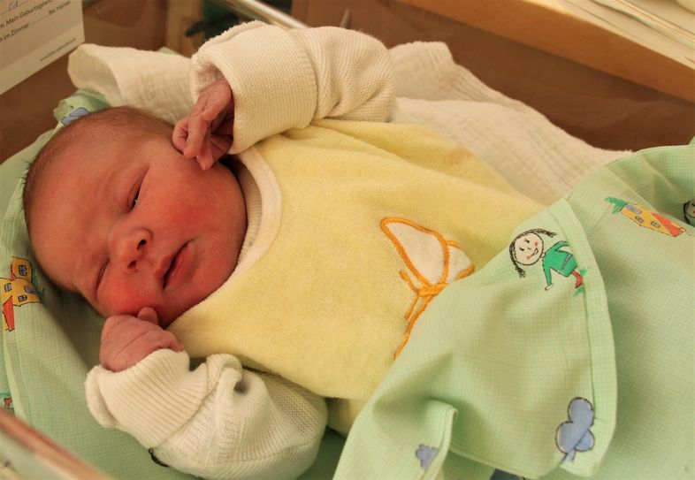Der kleine Mika Emilian erblickte als erstes Baby am Neujahrstag 2021 im Helios Klinikum Pirna das Licht der Welt. Foto: Helios Klinikum Pirna