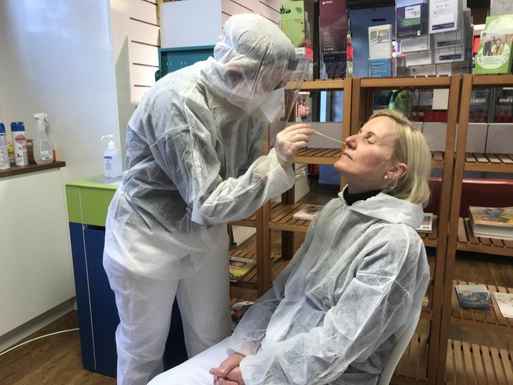 Dr. Katja Scarlett Daub (re.) hat sich natürlich auch selbst testen lassen. Foto: City-Apotheken
