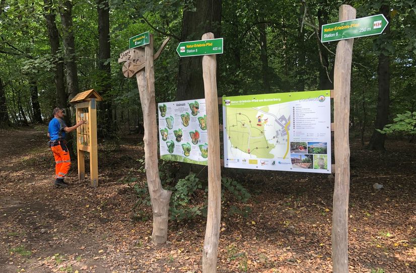 Mit Hilfe der Infotafeln am Startpunkt können sich die Wanderer zunächst einen Überblick über den Natur-Erlebnis-Pfad verschaffen.