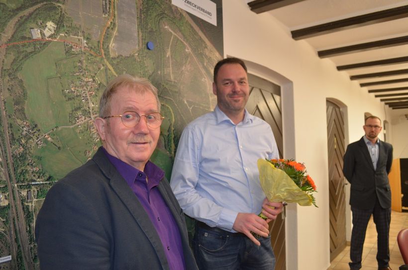 Der scheidende Bürgermeister Manfred Heine (v.l.) gratuliert Marco Beer zur gewonnen Wahl.