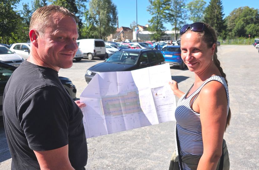 Planer Sven Ganze (l.) und Bauamtsleiterin Heidi Hofmann-Mäder schauen noch einmal kurz über die Planzeichnung, bevor am 19. August der Umbau des Parkplatzes Herrmannstraße beginnt.