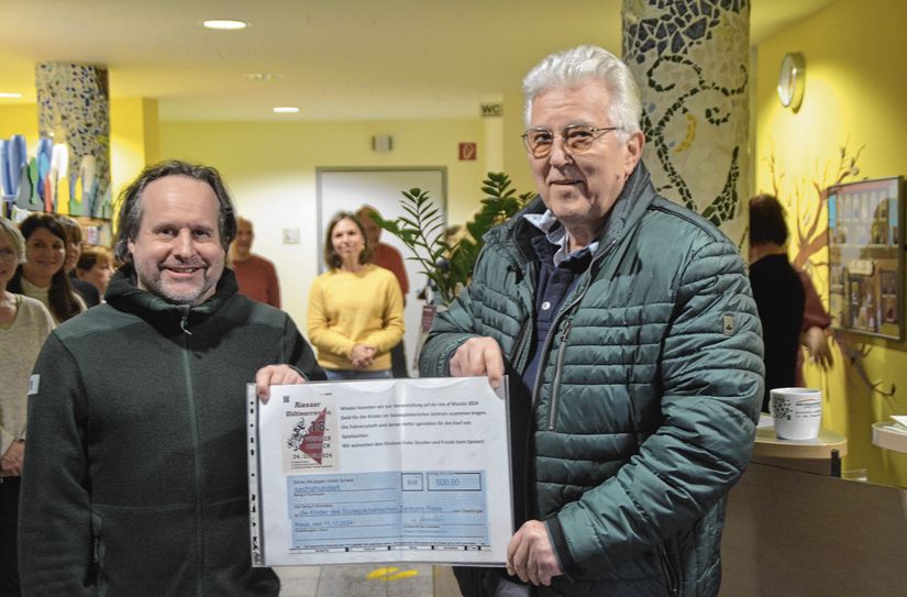 Dr. Martin Hildebrandt (r.) vom Sozialpädiatrischen Zentrum Riesa erhielt von Hans-Jürgen Macioschek vom Riesaer Oldtimerrennsport e.V. eine Spende über 600 Euro.