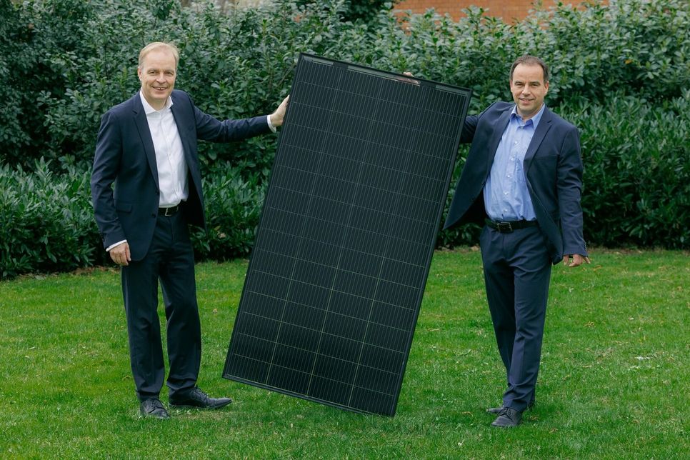 Gehen gemeinsame Wege: SachsenEnergie-Chef Dr. Frank Brinkmann (li.) und SunStrom-Geschäftsführer Reiner Matthees.