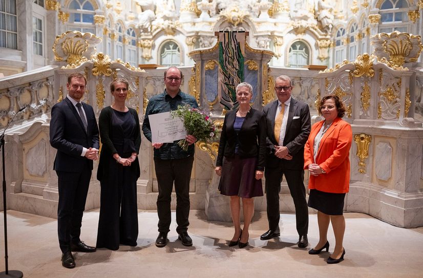 Sebastian Kreß (Mitte) erhält für die Gesprächsreihe »Ohne Schubladen« den Sächsischen Bürgerpreis.