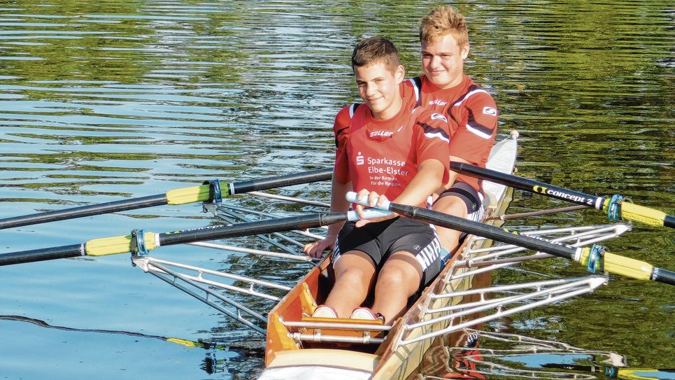 Üblicherweise rudert der 13-jährige Lukas Lohse (hinten), deutscher Vizemeister, im Einer bzw. im Vierer. Hier wurde zum ersten Mal ein neu eingestelltes Zweier-Boot getestet.