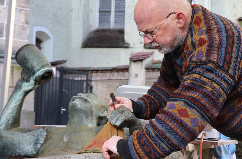 Bildhauer Jochen Zieger aus Nossen stellte ein Wachsmodell zur Nachbildung eines neuen Handtuchs für den beliebten Zierbrunnen auf dem Klosterplatz her.