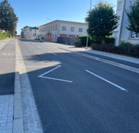 Weg Richtung Innenstadt mit Radstreifen.... An FFW und neubau Rewe vorbei