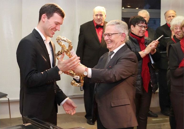 Übergabe der Chorleitung von Professor Becker an  Max Hampl (l.). Foto: Konzertchor