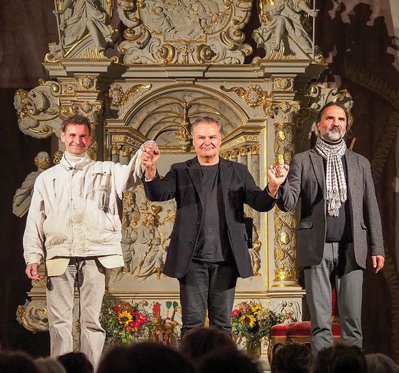Schlusspunkt der diesjährigen 55. Kamenzer Lessing-Tage wird ein außergewöhnliches Theaterevent in der Kamenzer Hauptkirche St. Marien sein. Hier wird am 28. Juni, 19 Uhr, Lessings "Nathan" unter dem Titel "Nathan on Church" gezeigt. Der Dresdner Schauspieler Tom Quaas (Bildmitte) wird dieses Drama als Livehörbuch lesend und spielend präsentieren. Mit dabei bei dieser Aufführung in der Kamenzer Hauptkirche: Organist Martin Fischer (r.) und Bildhauer Marcus Faust.