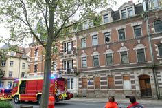 Zwischendecke in marodem Haus in der Pirnaer Maxim-Gorki-Straße eingestürzt und Fenster gebrochen. Straße bleibt halbseitig gesperrt.