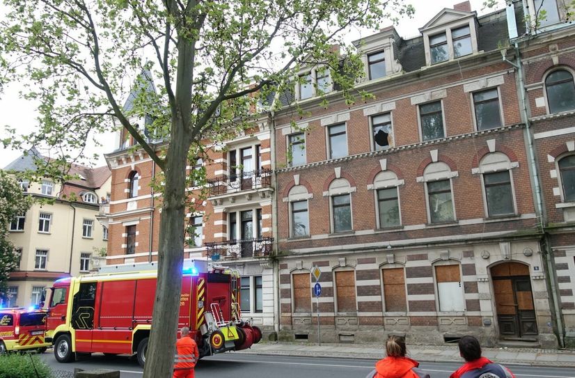 Zwischendecke in marodem Haus in der Pirnaer Maxim-Gorki-Straße eingestürzt und Fenster gebrochen. Straße bleibt halbseitig gesperrt.