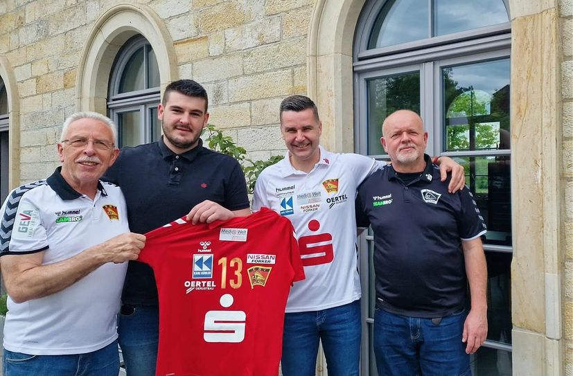 Co-Trainer Jochen Müller, Neuzugang Matej Sarajlic, Chefcoach Dusan Milicevic und Geschäftsführer Uwe Heller freuen sich auf die Zusammenarbeit.
