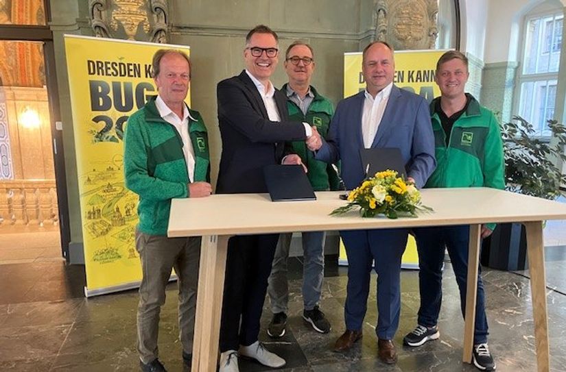 DBG-Geschäftsführer Dr. Achim Schloemer und Oberbürgermeister Dirk Hilbert unterzeichnen den Vertrag im Kreis von Vertretern des Verbandes Garten-, Landschafts- und Sportplatzbau e.V.