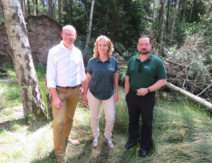 Sachsens Umweltminister Wolfram Günther, die Bundesumweltministerin Steffi Lemke und der Generalsekretär der Deutschen Bundesstiftung Umwelt, Alexander Bonde, beim Besuch im Daubaner Wald (v.l.n.r.).