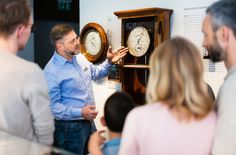 Uhrmachermeister Jürgen Franke hat bei der Zeitumstellung im Uhrenmuseum viel zu tun.