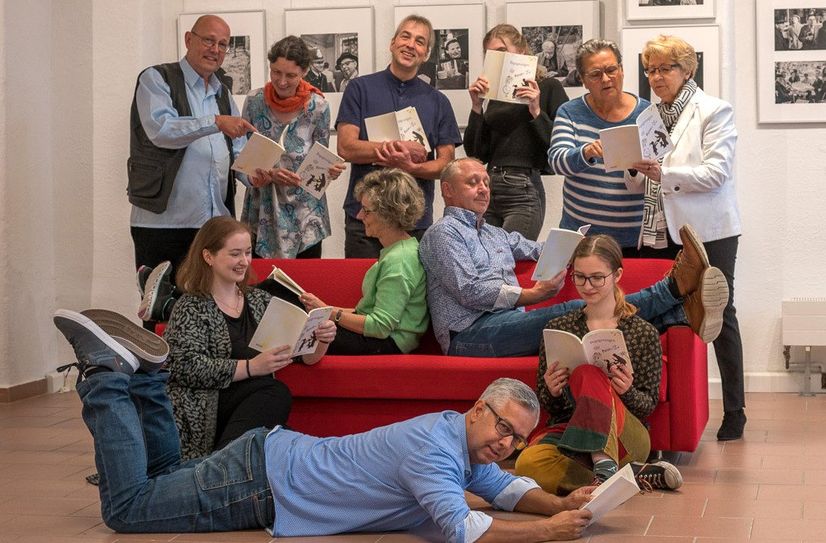 Das Ensemble des Stolpener LeseTheaters trifft sich diesmal auf der Begegnungscouch.