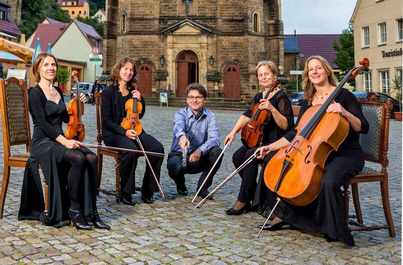 Klarinette und Streichquartett der Elbland Philharmonie Sachsen.