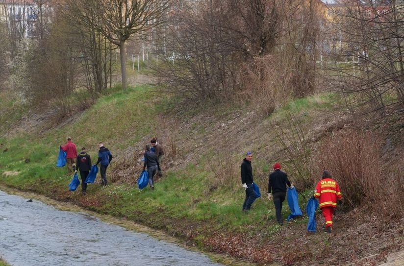 Auch am Ufer der Triebisch wurde Müll gesammelt.