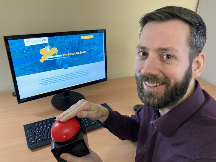 Alexander Weiß, Koordinator der Ehrenamtsplattform, startet symbolisch den Online-Auftritt. Foto: Czeke