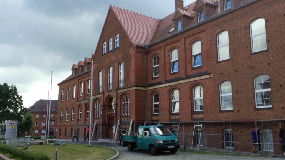 In dieser Woche beginnen an der Nordfassade am Haupteingang die Arbeiten zur energetischen Sanierung der Fassade des Kreishauses am Standort in Calau. Auch die Fenster des denkmalgeschützten Gebäudes werden ausgetauscht. Die Maßnahme wird zu 100 % gefördert und erstreckt sich voraussichtlich bis in das Jahr 2018 hinein. Foto: Landkreis