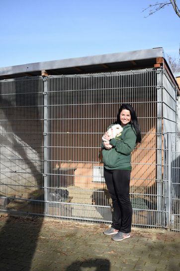Tierheimleiterin Claudine Klose mit einem der Fund-Kaninchen.