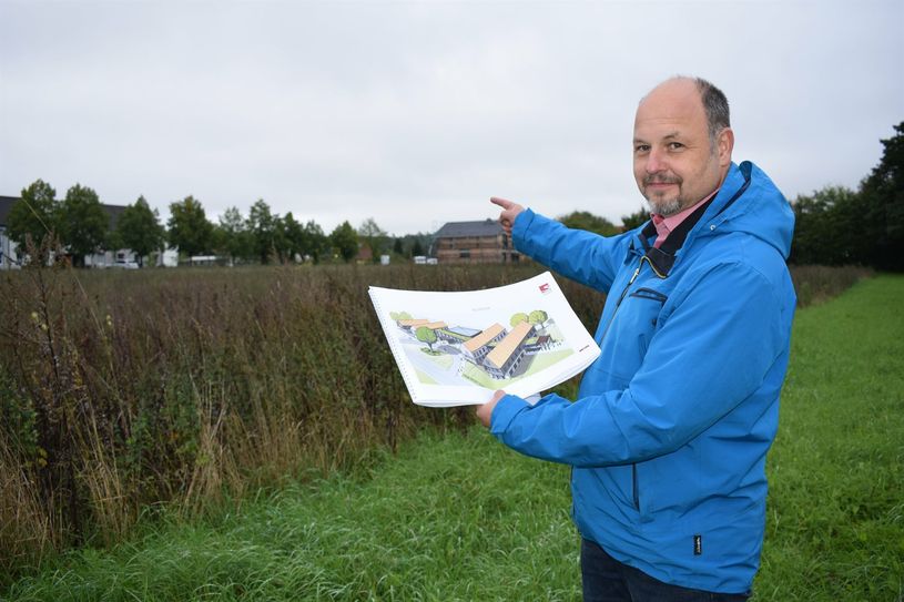 Der Bürgermeister Alexander Fischer zeigt an, wo das Seniorenzentrum geplant ist: auf dem Gelände zwischen Bautzener Straße und Schlossparkstraße.