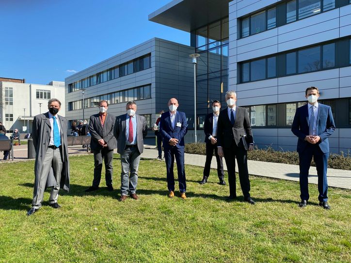 Prof. Dr. Dr. Kurt Schmailzl (CTK), Prof. Michael Hübner (BTU), Dr. Klaus-Peter Schulze, Dr. Götz Brodermann (Geschäftsführer CTK), Sebastian Scholl (Direktor IT, Digitalisierung), Steffen Bilger und Dr. Markus Niggemann. Foto: pm