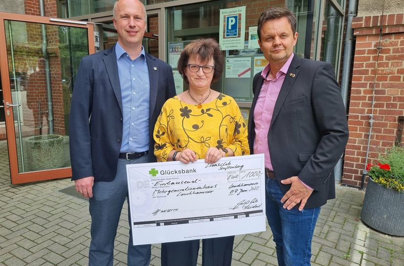 Axel Matz vom Lionsclub Senftenberg (re.) überbrachte der Leiterin des »MehrGenerationenHauses« (MGH) in Lauchhammer, Carola Werner, einen Scheck in Höhe von 1000 Euro. Sie und Bürgermeister Mirko Buhr freuten sich über diesen Geldsegen.