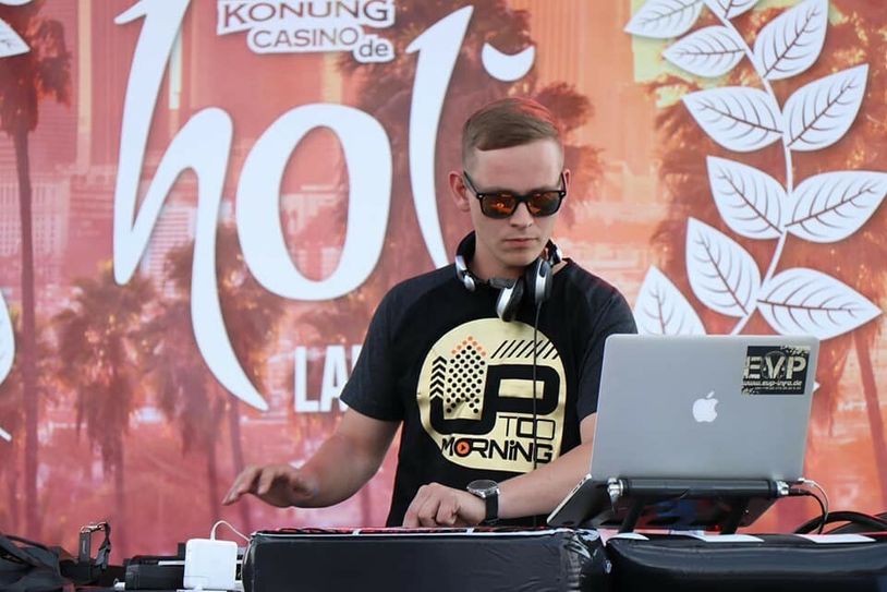 Oliver Paulik aka DJ UpTooMorning auf dem Holi-Festival 2019 am Bärwalder See. Foto: Jasmin Holz