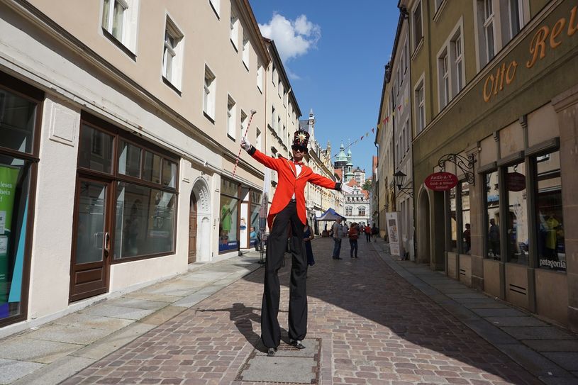 Künstler und Artisten sind am Samstag in Pirna unterwegs. Foto: Karolina Manitz