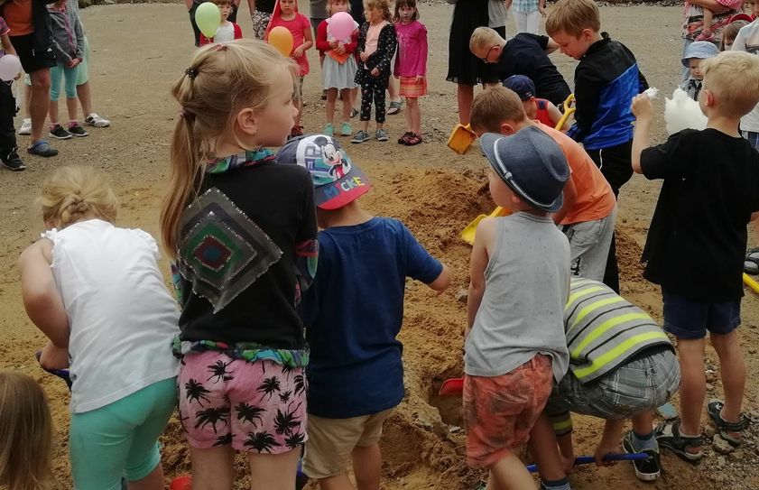 Zum Kitafest am Kindertag setzten die Pfiffikusse schon den ersten symbolischen Spatenstich, oder eher Spielzeugschaufelstich. Am 6. August sollen die Bauarbeiten beginnen. Foto: Gemeinde Oppach