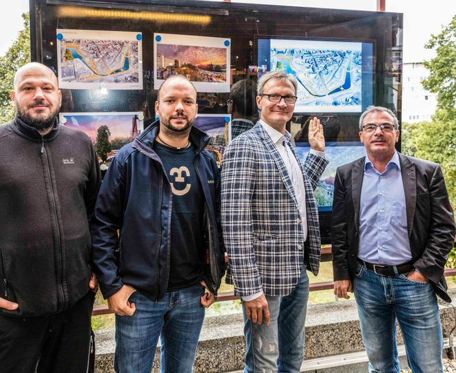 Enrico Tittebrand, Benjamin Andriske, Frank Kuban und Rocco Schmidt (v.l.n.r.) präsentierten auf einer Pressekonferenz ihre Idee, das Wasser in die Stadt zu bringen. Wo heute der Postparkplatz ist, soll zur BUGA 2033 in Cottbus ein Altstadthafen entstanden sein. Foto: TSPV