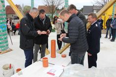 Suchen vor der Grundsteinlegung noch ein 5 Cent-Stück für die Zeitkapsel (vo.li.na.re.): Bürgermeister Gerald Lehmann, Planer Mathias Stahn, Ortsvorsteher Thomas Weichert und Ortswehrführer Dirk Luchmann. Foto: sts