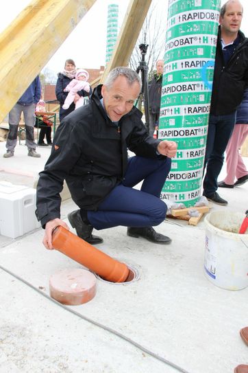 Bürgermeister Gerald Lehmann versenkt die Zeitkapsel. Foto: sts