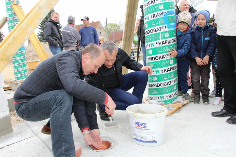 Ortsvorsteher Thomas Weichert füllt Beton nach... Foto: sts