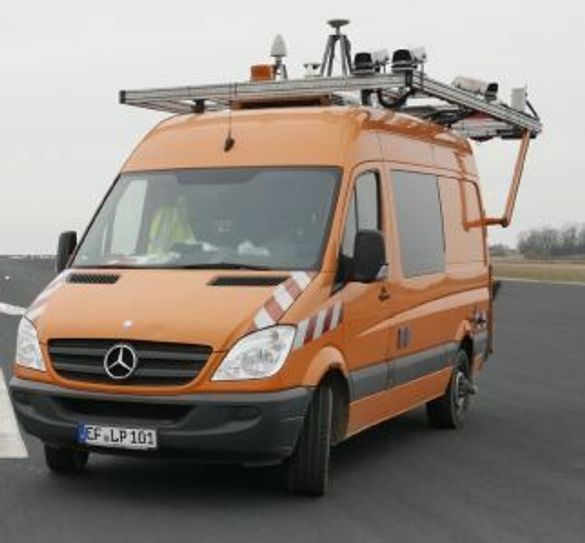Diese Auto, vollgestopft mit Technik, erfasst den Zustand von Dresdens Straßen. Risse bis 0,5mm können dabei erfasst werden. Foto: Ingenieurbüro Lehmann+Partner GmbH