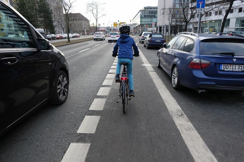 Ein Kind mit Fahrrad auf der St. Petersburger Straße in Dresden. Foto: Gesa Dickert / ADFC.