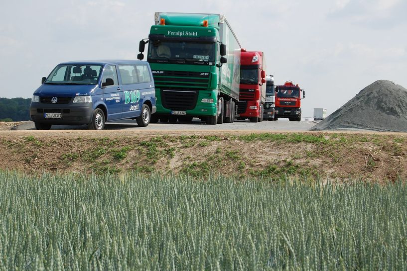 Damit der Ausbau der B169 nicht wie derzeit auf einem Feld bei Salbitz endet, kämpft das Vereinigte Wirtschaftsforum seit Jahren für den Weiterbau zur Autobahn. Foto: Farrar
