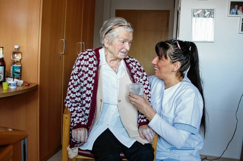 Hildegard Weber (l.) und Pflegehilfskraft Kathrin Beyer im Seniorenzentrum „Am Gorbitzer Hang“. In der stationären Pflege bleibt künftig mehr Zeit für die Bewohner. Foto: Schramm