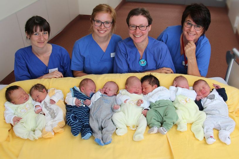 Viel zu tun gab es am Dienstag für die Hebammen Vera Malá, Miriam Trötscher und Bianca Kelch (hinten v.l.). Sie und weitere Kolleginnen sowie Ärzte haben insgesamt neun Neugeborene im Helios Klinikum Pirna auf die Welt geholt. Acht von ihnen standen für ein gemeinsames Fotoshooting auch mit der Leitung der Wöchnerinnenstation, Susann Ziesche (hinten re.), zur Verfügung: Anna Sophie, Hanna, Niklas, Florian, Julian, Jonathan, Kygo und Moritz (v.l.). Foto: Helios Pirna