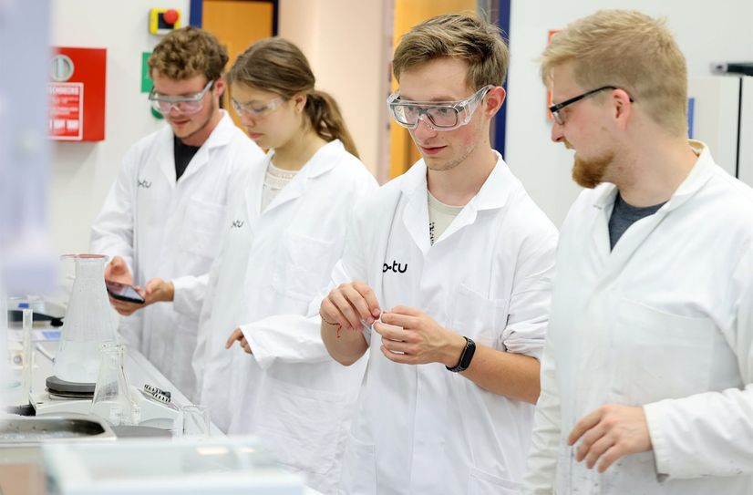 Teilnehmende am MINT-EC-Camp beim Experimentieren.