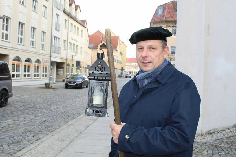 Ein Foto aus besseren Tagen. Kalendervater Torsten Vogel hofft darauf, dass der lebendige Adventskalender im kommenden Jahr wieder stattfinden kann. Foto: Silke Richter