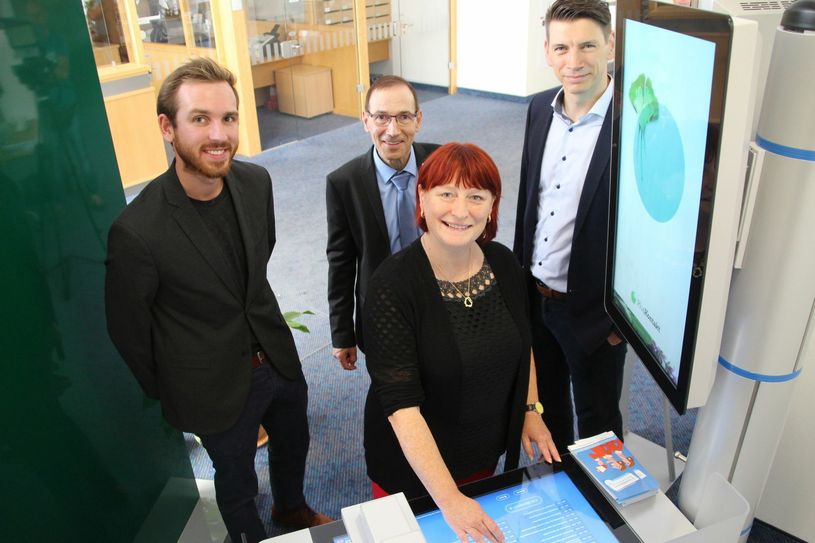 Oberbürgermeisterin Kerstin Körner probierte das Gesundheitsterminal unter den Augen von Ludwig Gaßner (DeGIV / v.l.), Bernd Amann (Regionalgeschäftsführer IKK classic) und Dirk Köcher (Geschäftsführeraus der Helios Weißeritztal-Kliniken GmbH) aus.			Foto: Schramm
