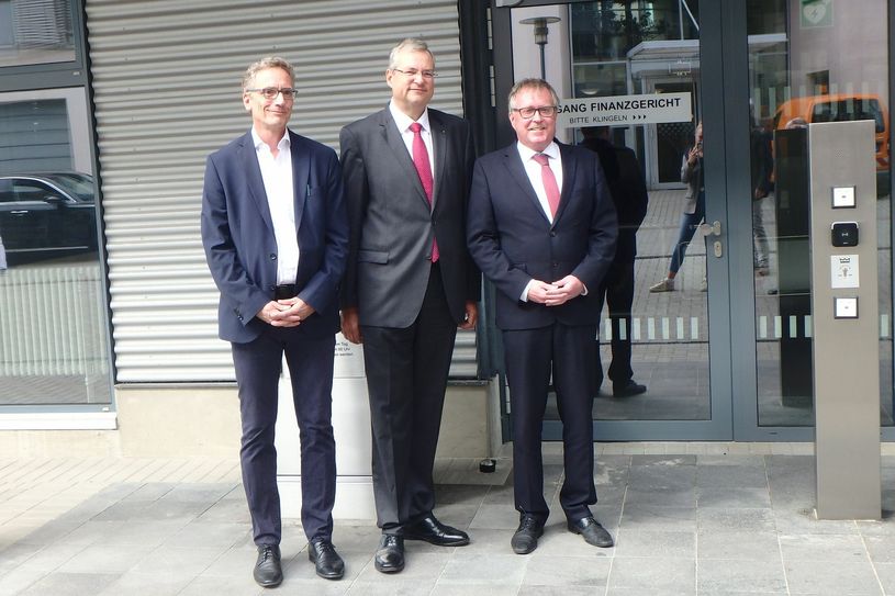 Frank Dukwitz (kaufm. Geschäftsführer BLB), Prof. Dr. Thomas Stapperfend (Präsident des Finanzgerichts) und Stefan Ludwig (Minister der Justiz und für Europa und Verbraucherschutz) bei der Einweihung der Sicherheitsschleuse. Foto: L.Lehmann