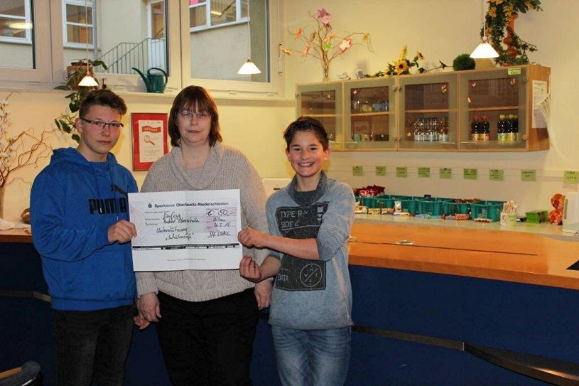 50 Euro-Spende der Fraktion DIE LINKE im Kreistag Görlitz an Andert Oberschule übergeben. vlnr.: Paul Eisenberger, Petra Ebert, Tim Kunert