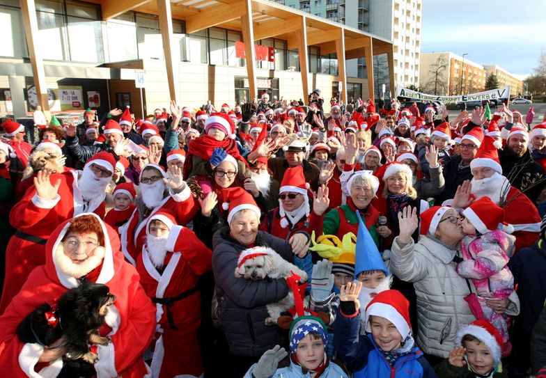 Mit 161 Weihnachtsmännern, -frauen und -kindern wurde die Wette mehr als erfüllt. Foto: Daniel Förster