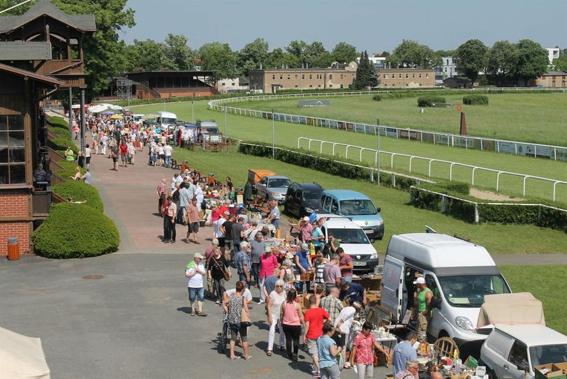 Trödelmarkt an der Galopprennbahn (Aufnahme stammt aus "Vor-Corona-Zeiten").
