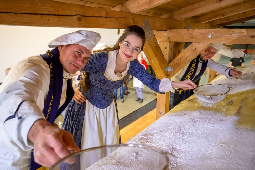 Bäckermeister Tino Gierig und das 25. Dresdner Stollenmädchen Veronika Weber Foto M. Schmidt