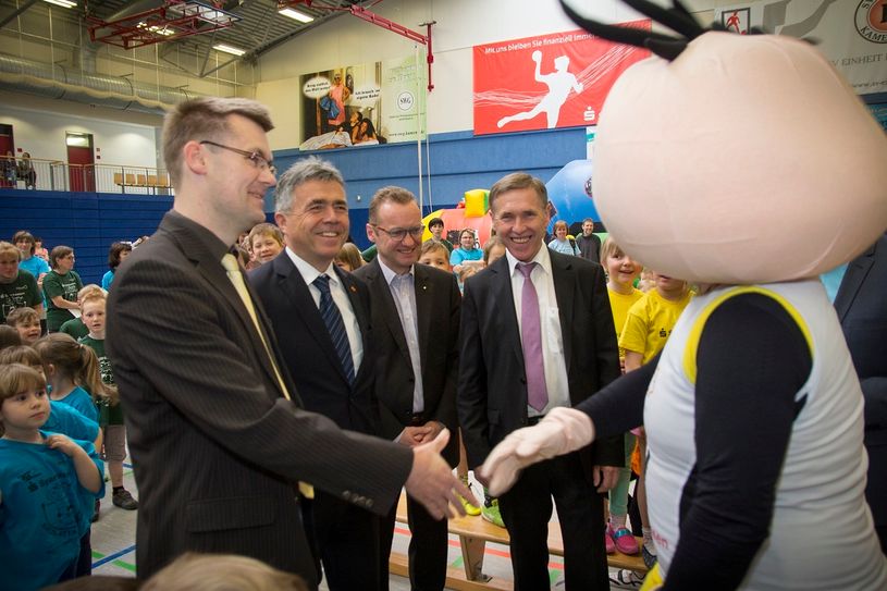 Dirk Zacharias (Ostsächsische Sparkasse Dresden), Landrat Michael Harig, Kreissportbund Präsident Torsten Pfuhl, Landtagsabgeordneter Aloysius Mikwauschk gemeinsam mit Oly. Foto: KSB