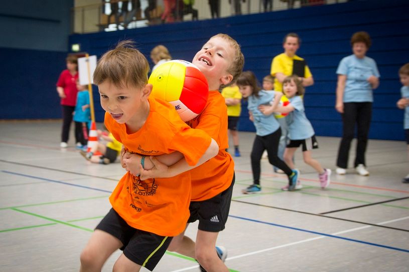 Kinder beim Balltransport. Foto: KSB